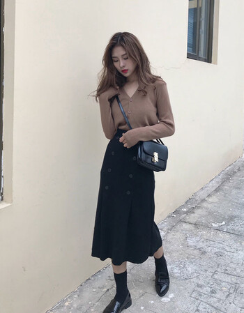 驼色上衣 黑色半身裙 l