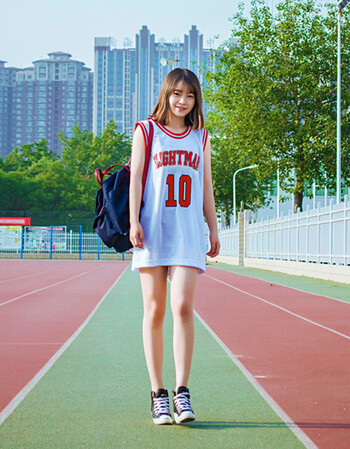 女生数字球衣女夏宽松中长款bf风运动休闲篮球服t恤背心裙 10号白色 m