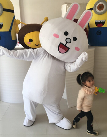 抖音同款布朗熊卡通人偶服行走可妮兔卡通玩偶熊搞笑表演道具 可妮兔