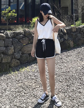 夏季百搭吊带背心上衣女 高腰抽绳运动阔腿短裤时尚两件套 白衣 黑裤