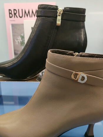 鞋靴>时尚女鞋>女靴>女士时装靴>迪妮莎秋冬新款时装靴,时尚百搭短靴