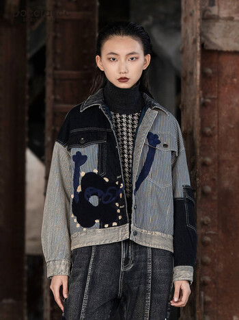 达衣岩时尚舒适保暖2022冬季新品拥抱主题绣花撞色拼接翻领外套女