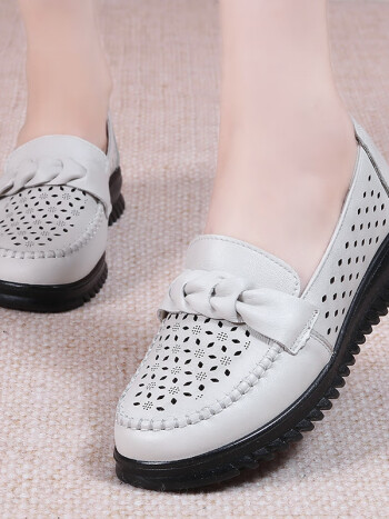 中老年皮鞋舒适中年老人平底工作女米白色66136夏款洞洞鞋35标准尺码