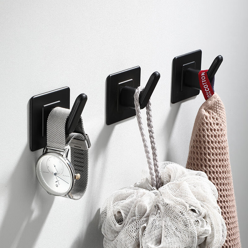 Hu xiansen hook is attached to the hook wall. After the door, there are 3 clothes hanger wall hanging clothes hook