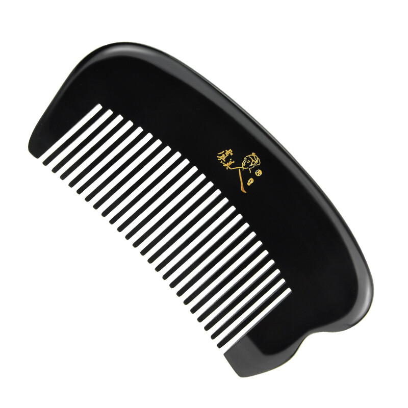 Yu Meimei's black horn comb is naturally hand polished and sent to family and friends for their own use