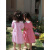 丹妮汀（DANNITING）小女孩穿的女童夏季兔子刺绣打揽格子连衣裙学院风洋气可爱娃娃领 玫粉 90cm