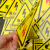 有电危险警示贴纸当心触电标识牌三角形电力安全标志机械设备标签 红闪有电危险[1张装] 10x10cm