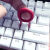睿爸械键盘塑料拔键器 键盘清理按键通用拔键器 键帽替换 颜色随机发 数量（1个）