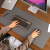 罗技（Logitech）样式皮革桌垫写字台垫子办公笔记本电脑桌垫超大号鼠标垫简约书桌垫 深棕 50x100cm