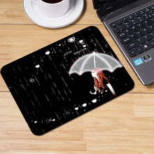 LOMAZOO 原图锁边可爱女生鼠标垫 创意动漫办公小号学生键盘垫 书桌垫电竞加厚垫 撑伞女孩 260x210x2mm