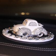 汽车内饰品摆件创意装饰用品大全车载香水香薰持久淡香女神款 白色(小号)老爷车【香水版】+白钻垫