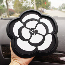 麦车饰 汽车防滑垫 车用中控台香水摆件置物垫 车载手机支架多用途防滑贴 汽车用品车内饰品垫子 山茶花防滑垫