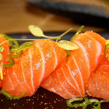 顺丰速运 三文鱼(中段)刺身新鲜切割三文鱼生鱼片即食生吃日料生鱼片 花约朵娜 4 份【去皮边角430克/斤】