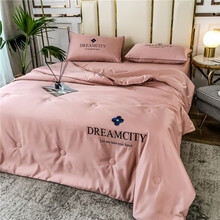 桃薇家纺 北欧轻奢水洗真丝刺绣夏被四件套可水洗酒店裸睡被子单双人空调被学生宿舍家用夏凉被太空薄被芯 浅豆沙 180*220cm【单件夏被+床单+两个枕套】