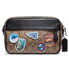 蔻驰 COACH 奢侈品男包 新款男士小号斜跨包 相机包 单肩包 小方包 F72947卡其色徽章