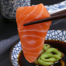 顺丰速运 三文鱼新鲜挪威刺身生吃日料中段即食冰鱼冷冻 1斤  尝鲜(送芥末鲜酱油) 带皮保真去边角料(450左右)