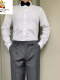白色长衬衫+灰色西裤(领结)