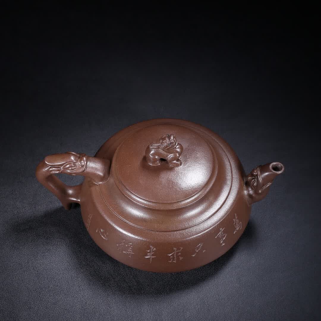 容量:420cc 紫砂分类:原矿紫泥 底款介绍:吴德盛紫砂陶器行,为吴汉文