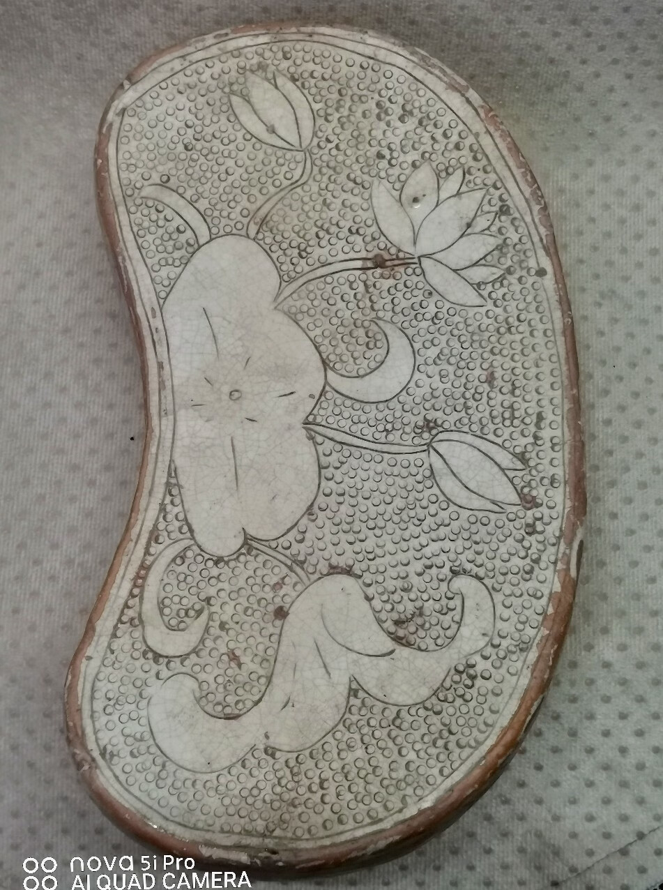 宋  磁州窑刻雕莲花珍珠地瓷枕》品相完好溱润包浆自然老辣芝麻片花赏