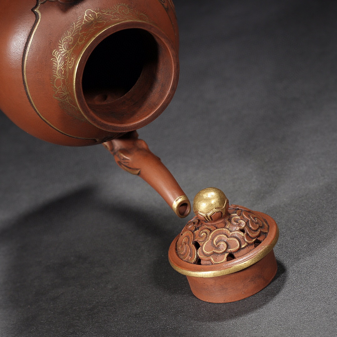 品名:云龙(描金) 底款:福记 尺寸:17/18cm 容量:350cc 紫砂分类:原矿