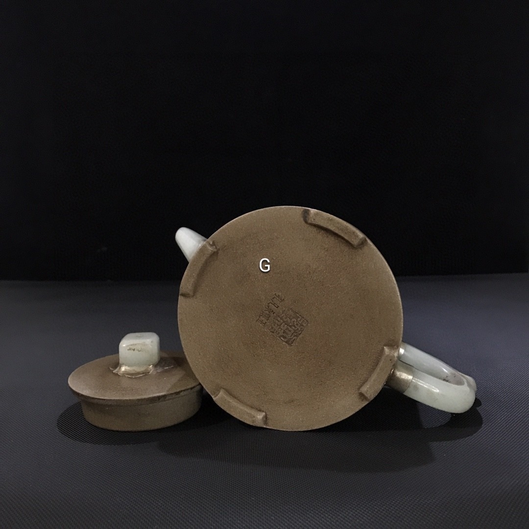 精品珍藏紫砂壶  品茗:镶玉直流壶 底款:吴建强 材质:   紫砂 容量