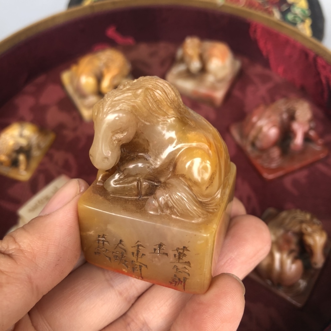 珍藏篆刻家大铁款寿山石【八骏马】马钮印章一套