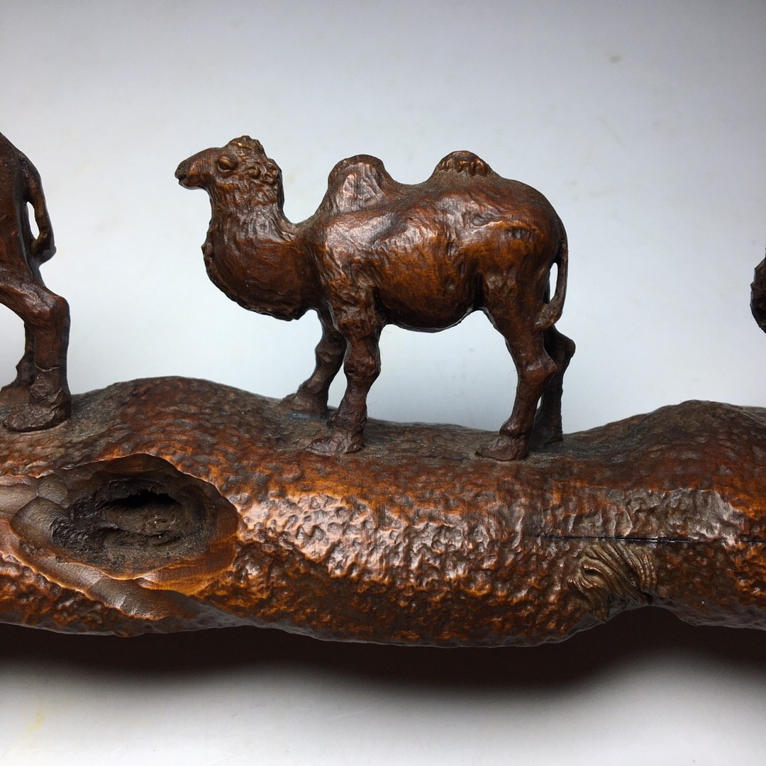 黄杨木雕刻的骆驼摆件