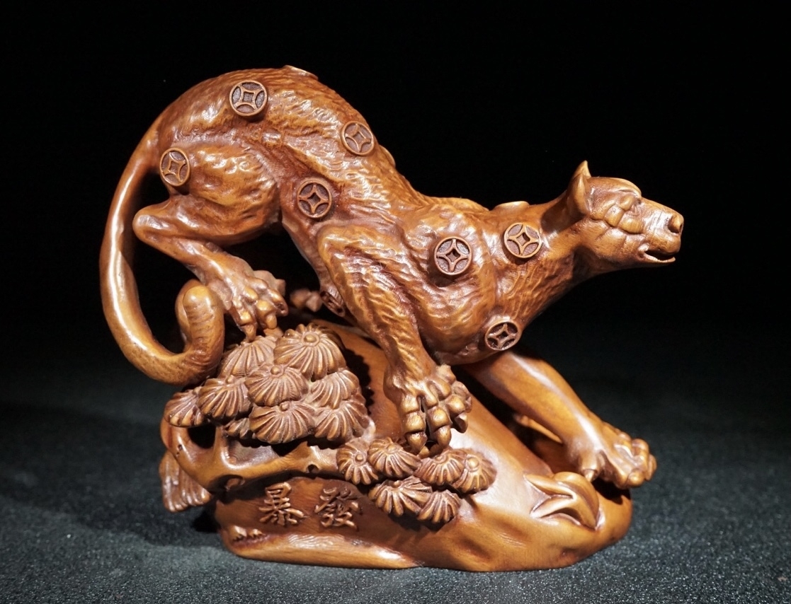 旧藏黄杨木精雕细琢金钱豹暴发摆件