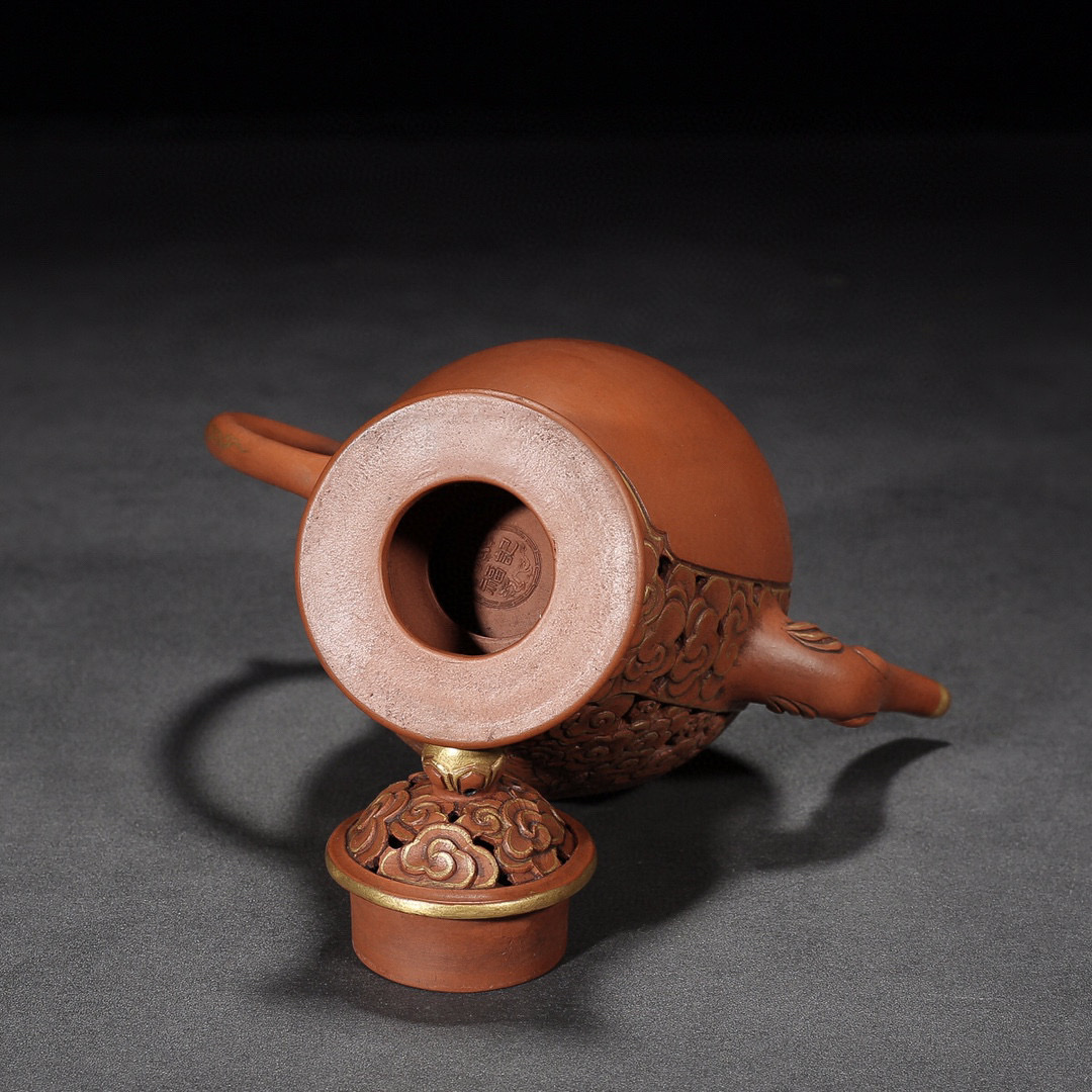 品名:云龙(描金) 底款:福记 尺寸:17/18cm 容量:350cc 紫砂分类:原矿